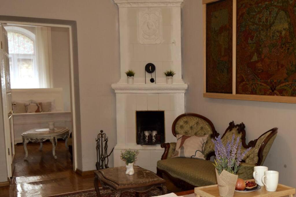 Căn hộ Unique Spacious Classic 3 Bedroom Midtown ! Billiard ! *
