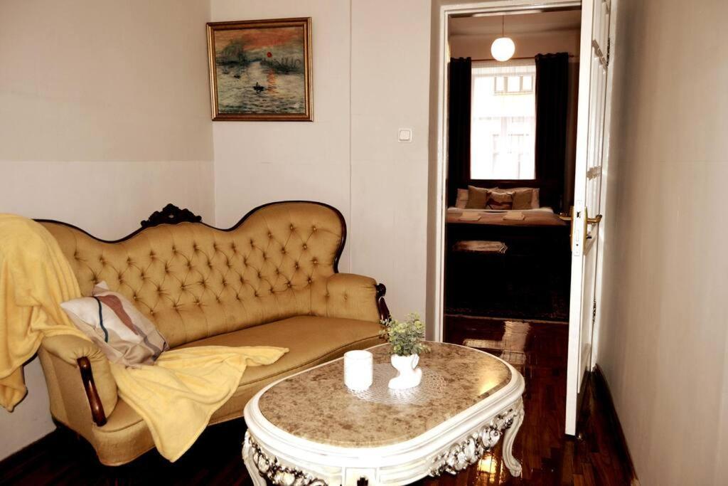 Căn hộ Unique Spacious Classic 3 Bedroom Midtown ! Billiard ! *